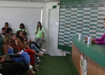 Palmeiras anuncia Abel Ferreira até 2025 em coletiva só para mulheres