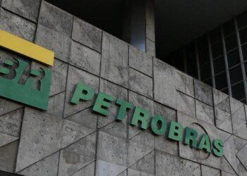 Petrobras abre investigação administrativa de venda de refinaria