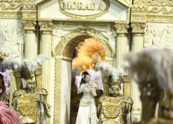 Escolas de samba campeãs desfilam hoje no sambódromo em SP