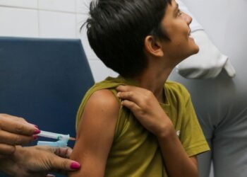 Rio inicia vacinação de crianças de 10 anos contra a dengue