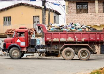 Mutirão de limpeza reúne moradores da Urbis 2 e equipes da SESP E SESAU no combate as arboviroses – Prefeitura Municipal de Candeias.