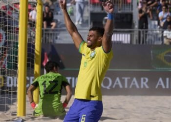 Mundial de Beach Soccer: Brasil goleia Japão para alcançar semifinal