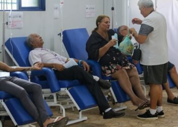 Entenda a diferença dos sintomas de dengue e de covid-19