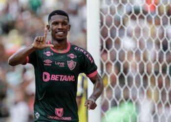 Lelê marca e Flu derrota Madureira para voltar a liderar o Carioca