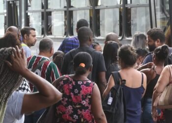 Desemprego de mulheres e negros termina 2023 acima da média nacional