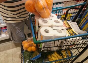 Intenção de consumo das famílias cai 0,5% em fevereiro, aponta CNC