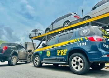 PRF apreende carro roubado em cegonha e outro com placas falsas na Bahia