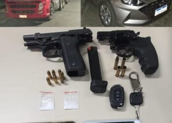 PRF e PM apreendem armas de fogo, drogas e recuperam veículos e mercadorias