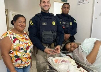 Policiais Rodoviários Federais socorrem gestante e realizam parto na Bahia