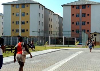 Retirada de recursos da poupança pressiona mercado imobiliário