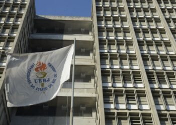 Uerj isenta alunos de cursinhos populares da taxa para o vestibular