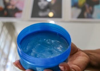 Saúde e Anvisa reforçam alerta sobre uso de pomada capilar no carnaval