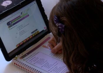 Estudantes de famílias pobres vão receber chips para acesso à internet