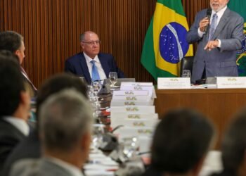 “Falta muito para fazer”, diz Lula ao abrir reunião ministerial
