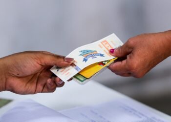 Tickets da Santa Cesta estão sendo entregues a moradores da Sede e Distritos – Prefeitura Municipal de Candeias.