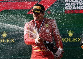 Carlos Sainz aproveita abandono de Verstappen e fatura GP da Austrália