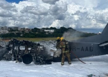 Duas pessoas morrem e uma fica ferida em queda de avião da PF em Minas