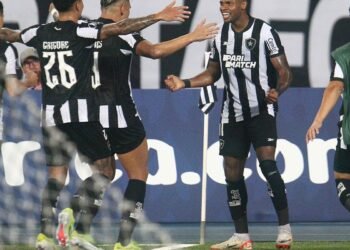 Júnior Santos comanda Botafogo em vitória sobre o Bragantino