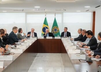 Governo e montadoras debatem produção de carros bioelétricos no Brasil