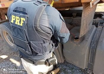 PRF flagra 2 caminhões cometendo crime no meio ambiente na Bahia