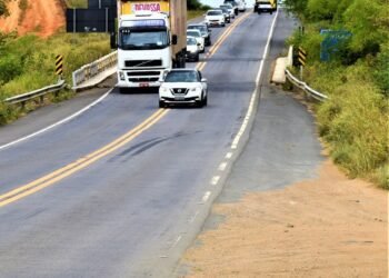 PRF apreende caminhão com 18 toneladas de carga sem nota fiscal na Bahia