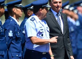 Ex-comandante do Exército ameaçou prender Bolsonaro, diz ex-FAB