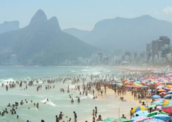 Praias são refúgio de cariocas e turistas contra calor intenso no Rio
