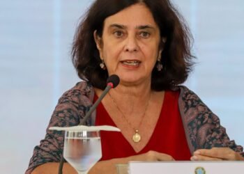 Acordo para produção nacional da Qdenga sairá em breve, diz ministra