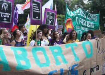 Na Paulista, marcha pede legalização do aborto e igualdade de gênero