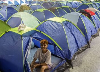Jovens preparam barracas para maratona tecnológica da Campus Party