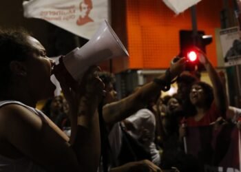 No Rio, mulheres marcham contra misoginia e desigualdades