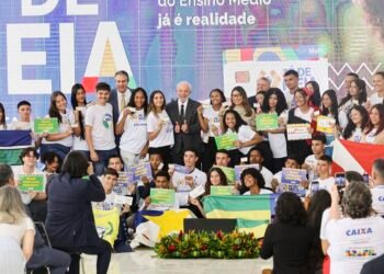 Brasil tem eterna dívida com a educação, diz Lula