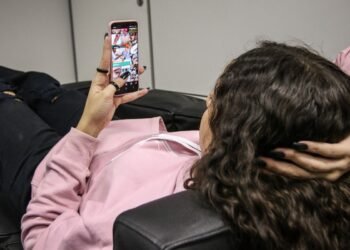 Governo define grupo sobre uso indevido de telas por crianças