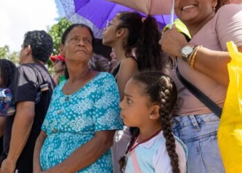 Em espetáculo da Via Sacra no DF, Marias lembram os próprios calvários