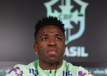 Em lágrimas, Vini Jr revela “menos vontade de jogar” devido a racismo