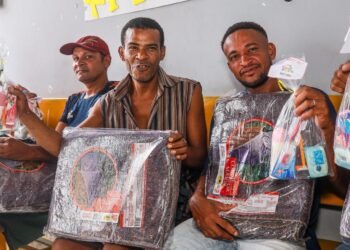 Centro POP distribui kits de higiene e cobertores para população em situação de rua durante período chuvoso – Prefeitura Municipal de Candeias.
