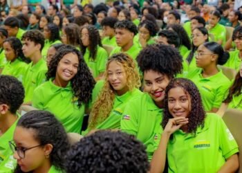 Novos estagiários dos níveis médio, técnico e superior tomam posse e recebem fardamento – Prefeitura de Simões Filho