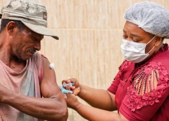 Equipes de saúde prestam atendimento às famílias que residem no entorno do “buracão” em Menino Jesus – Prefeitura Municipal de Candeias.