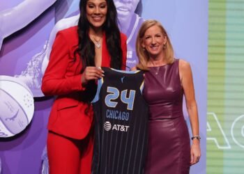 Pivô da seleção brasileira é terceira escolha do Draft da WNBA