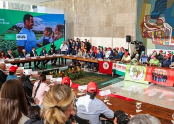 Governo anuncia plano para assentar 295 mil famílias até 2026