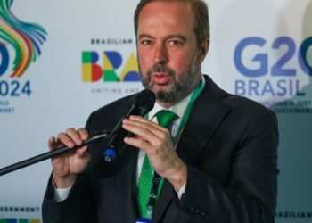 Brasil monitora impacto do conflito Irã x Israel no preço do petróleo