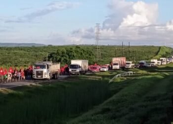 Caminhada do MST dificulta tráfego na BR 324