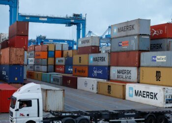 Ministério revisa para baixo projeção de superávit comercial