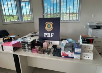 PRF apreende carga irregular de confecções, tecidos e acessórios de celular na Bahia
