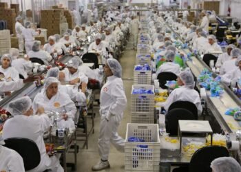 Produção da indústria recua 0,3% em fevereiro, revela IBGE