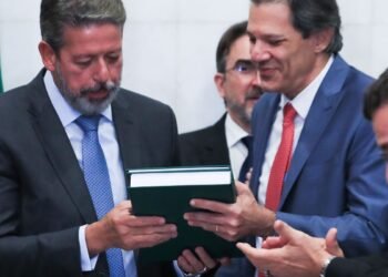 Regulamentação da reforma tributária prevê alíquota média de 26,5%