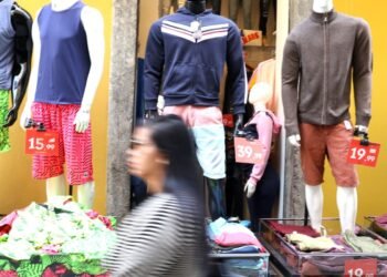 Varejo cresce 1% em fevereiro e atinge patamar recorde, diz IBGE