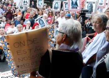 Caminhada em São Paulo lembra golpe militar e faz homenagem às vítimas