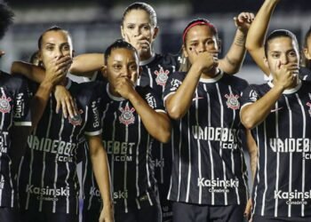 Abertura de rodada do Brasileirão Feminino é marcada por protestos