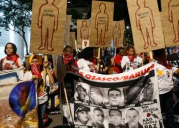 Cordão da Mentira descomemora golpe de 64 nas ruas de São Paulo